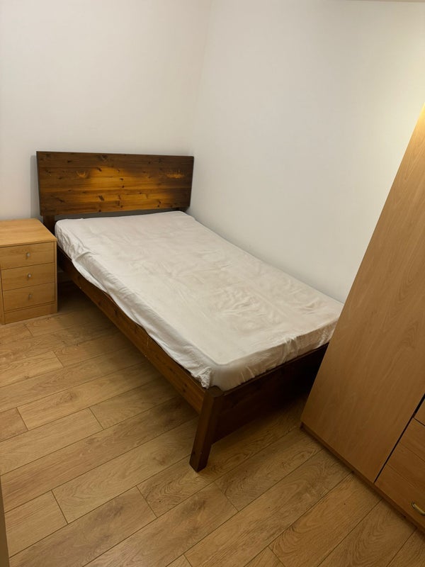 Room Newport Avenue in Greater London