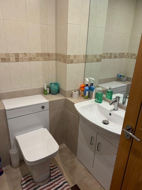 Room Newport Avenue in Greater London