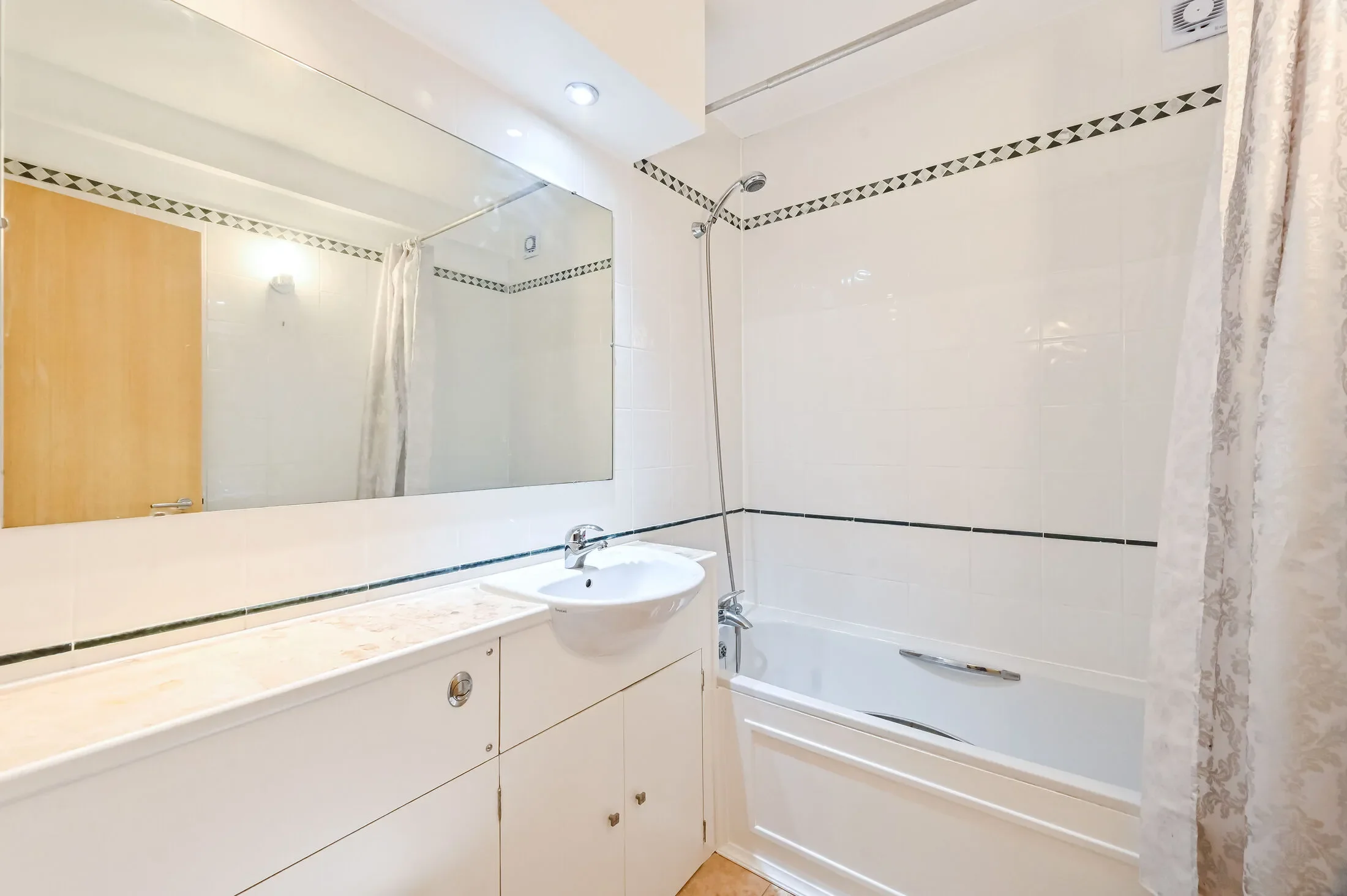 Flat Paton Street in Greater London