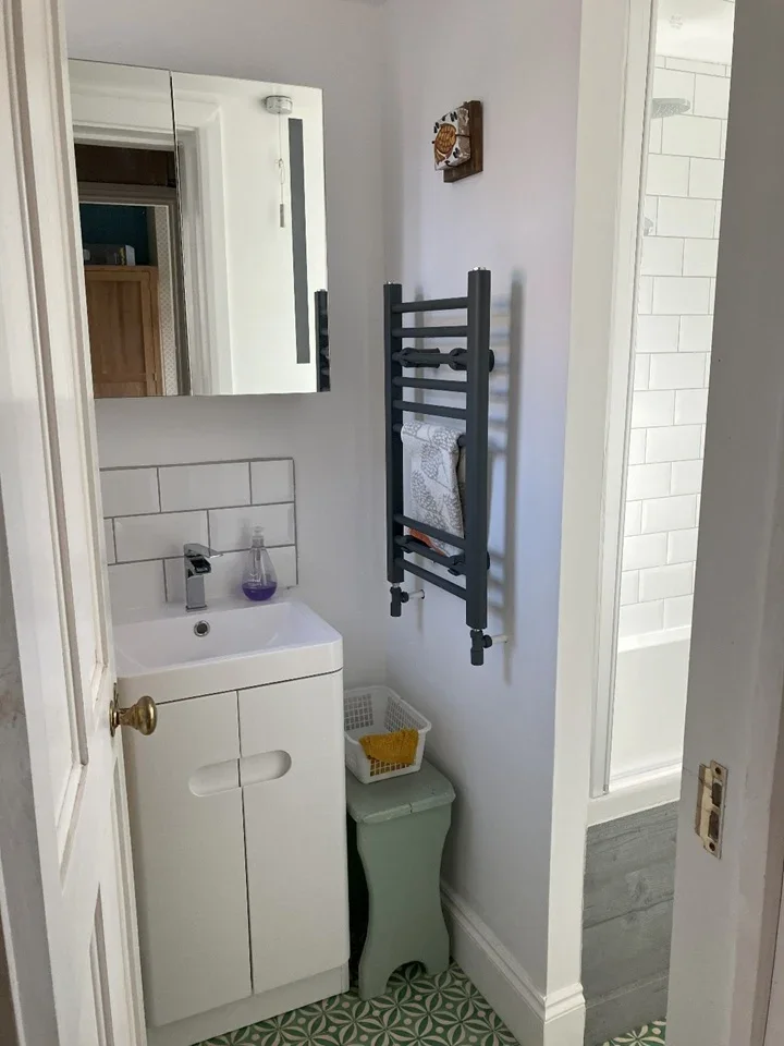 Room Anchor Hill in Woking