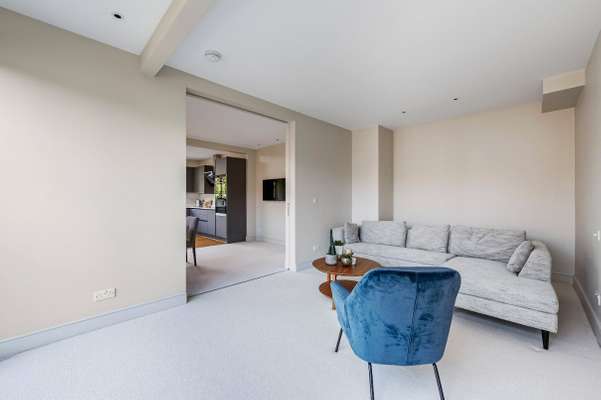 Flat Fairlawn Grove in Greater London
