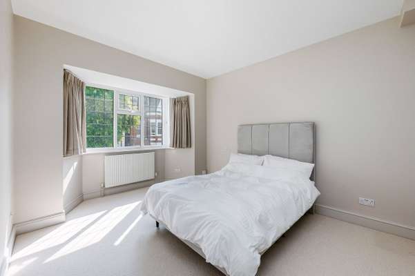 Flat Fairlawn Grove in Greater London