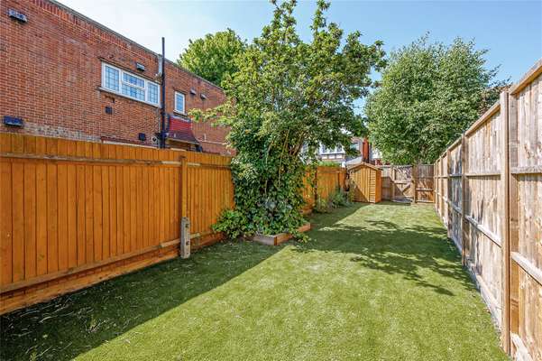 Flat Fairlawn Grove in Greater London