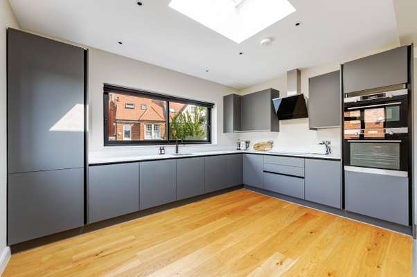 Flat Fairlawn Grove in Greater London