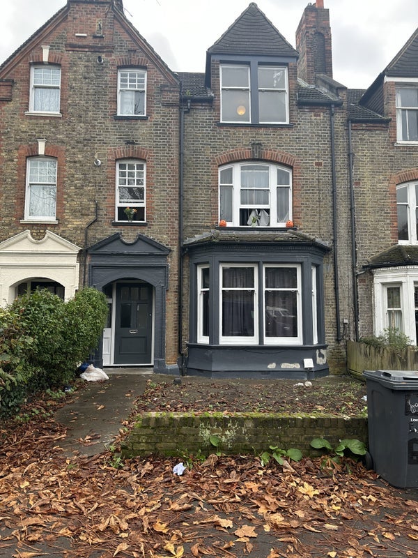 Flat Adelaide Avenue in Greater London