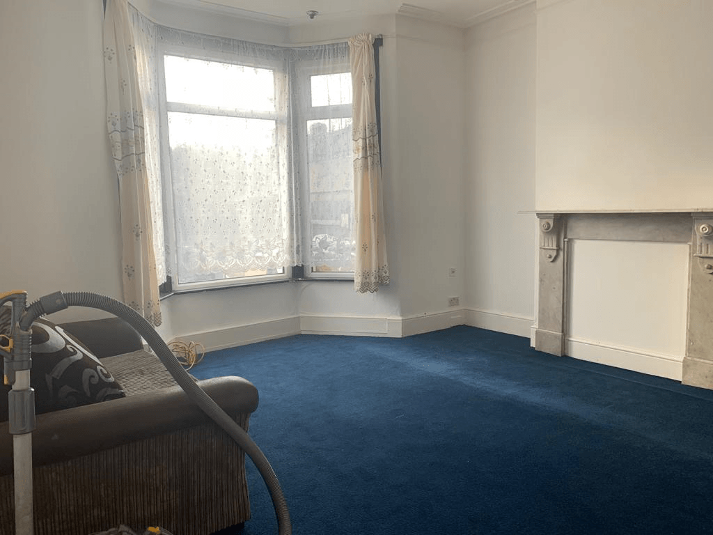 Flat Colenso Road in Greater London