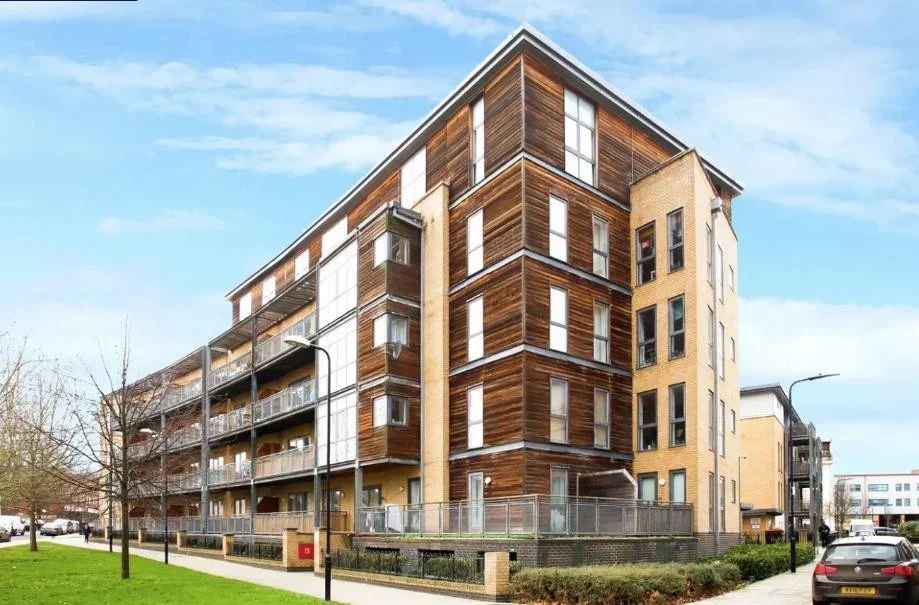Flat Woodcote Road in Greater London