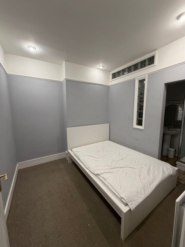 Room High Street in Greater London