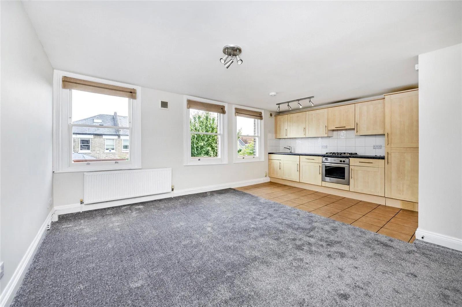 Flat Dyne Road in Greater London