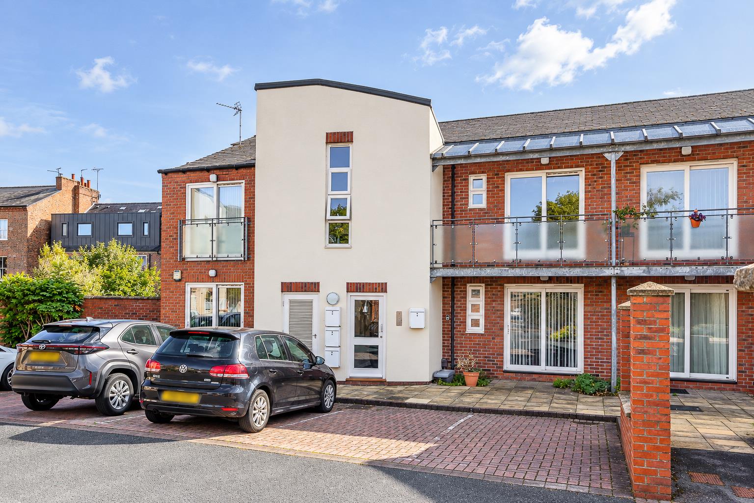 Flat Lowther Court in York