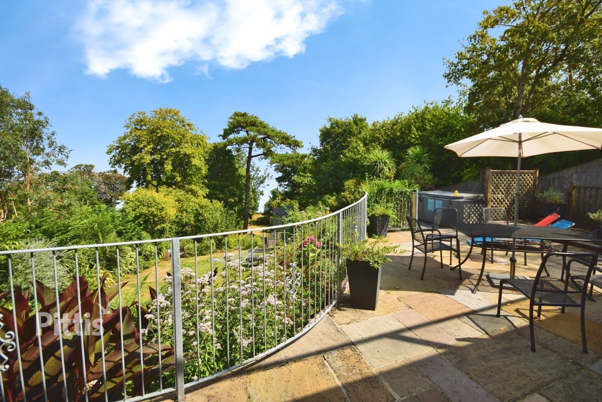 House Maude Close in Folkestone and Hythe District