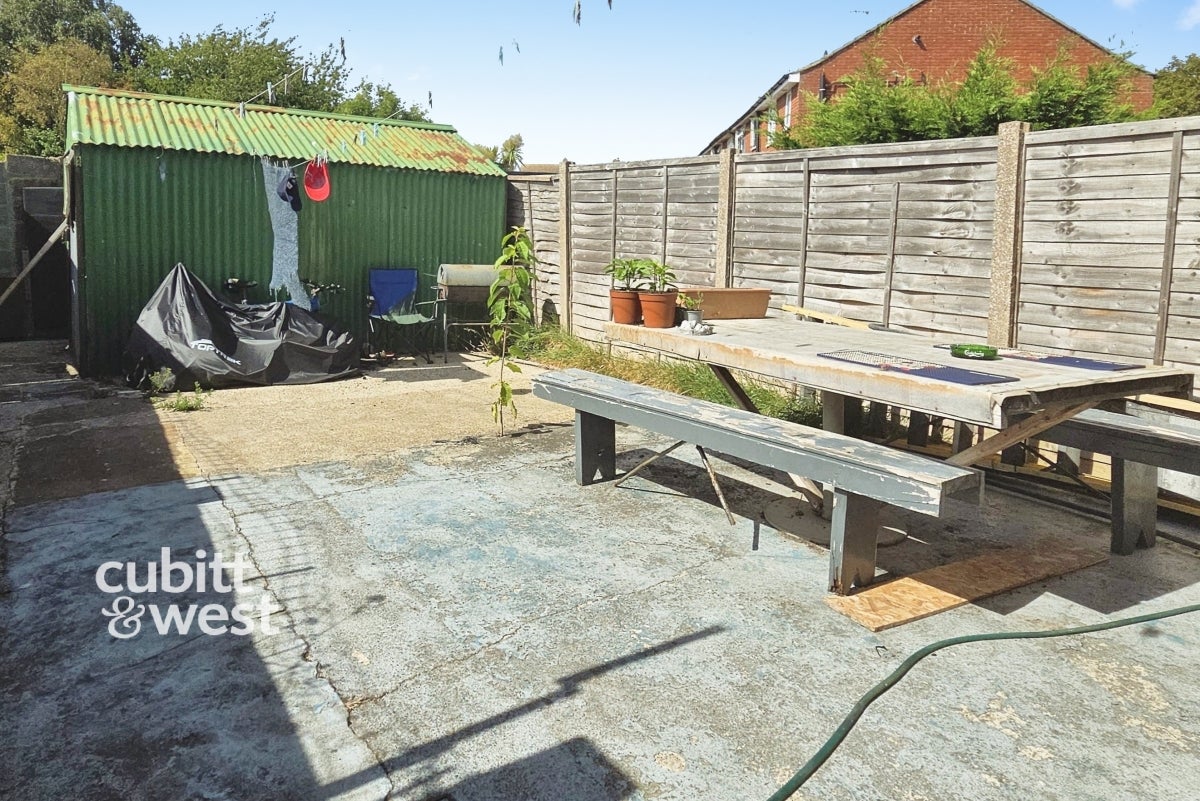 House Maude Close in Folkestone and Hythe District