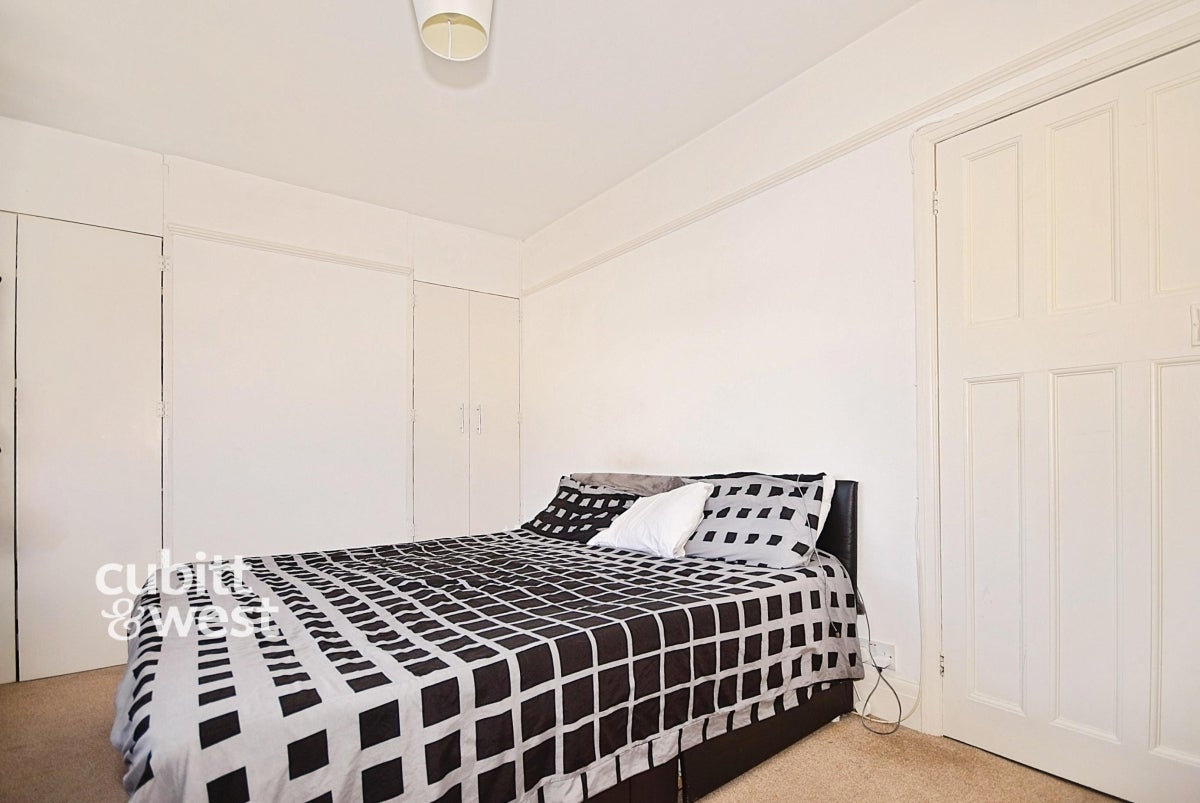 House Maude Close in Folkestone and Hythe District