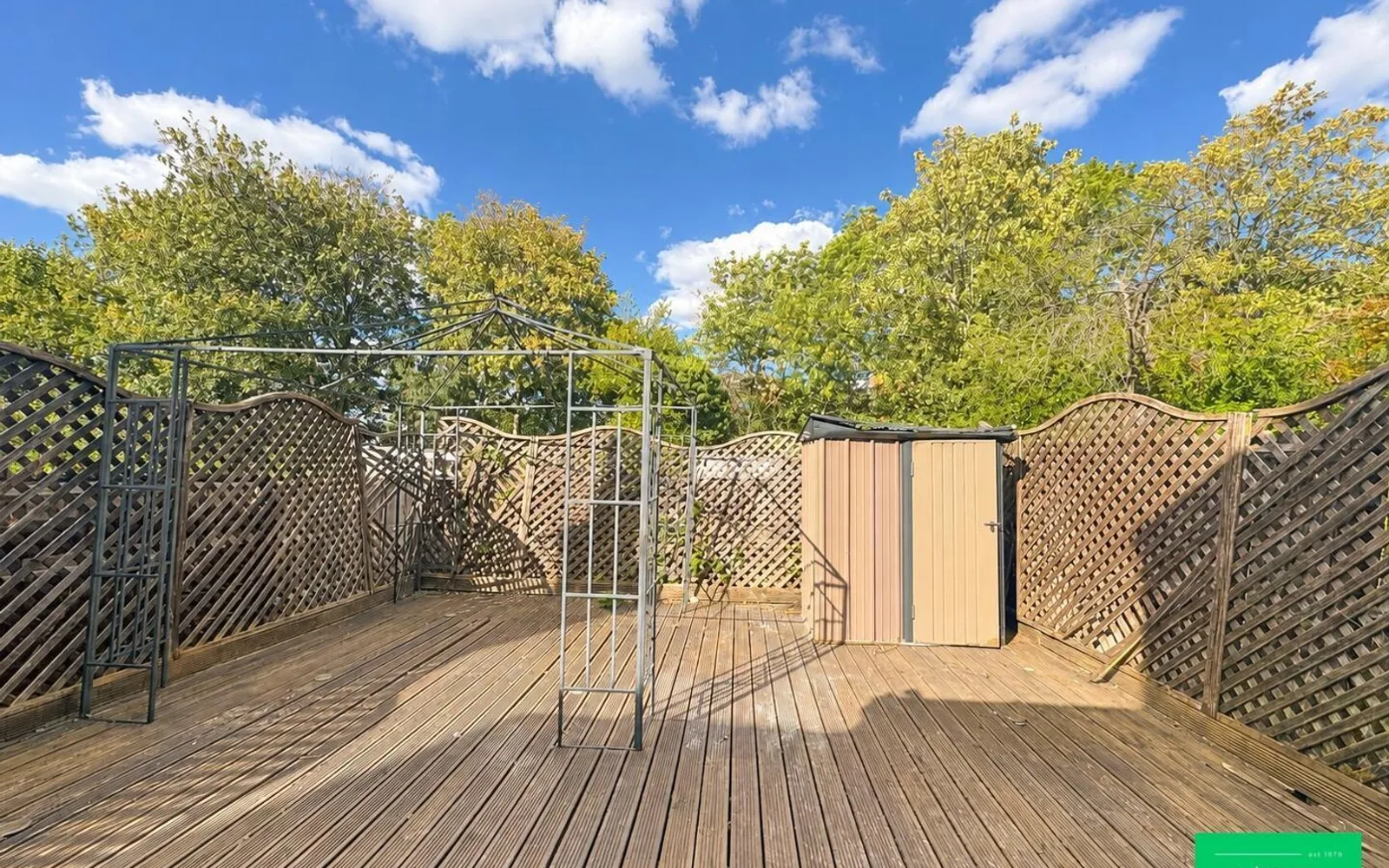 Flat Dollis Park in Greater London