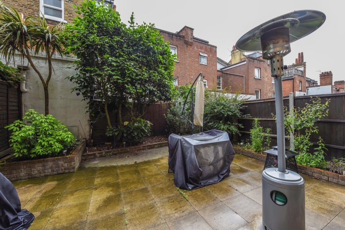 Flat Hemstal Road in Greater London
