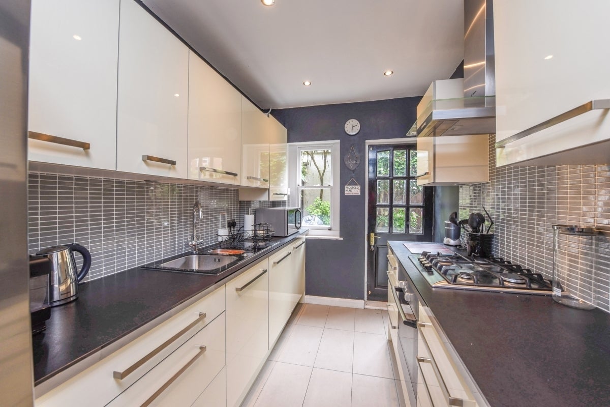 Flat Hemstal Road in Greater London