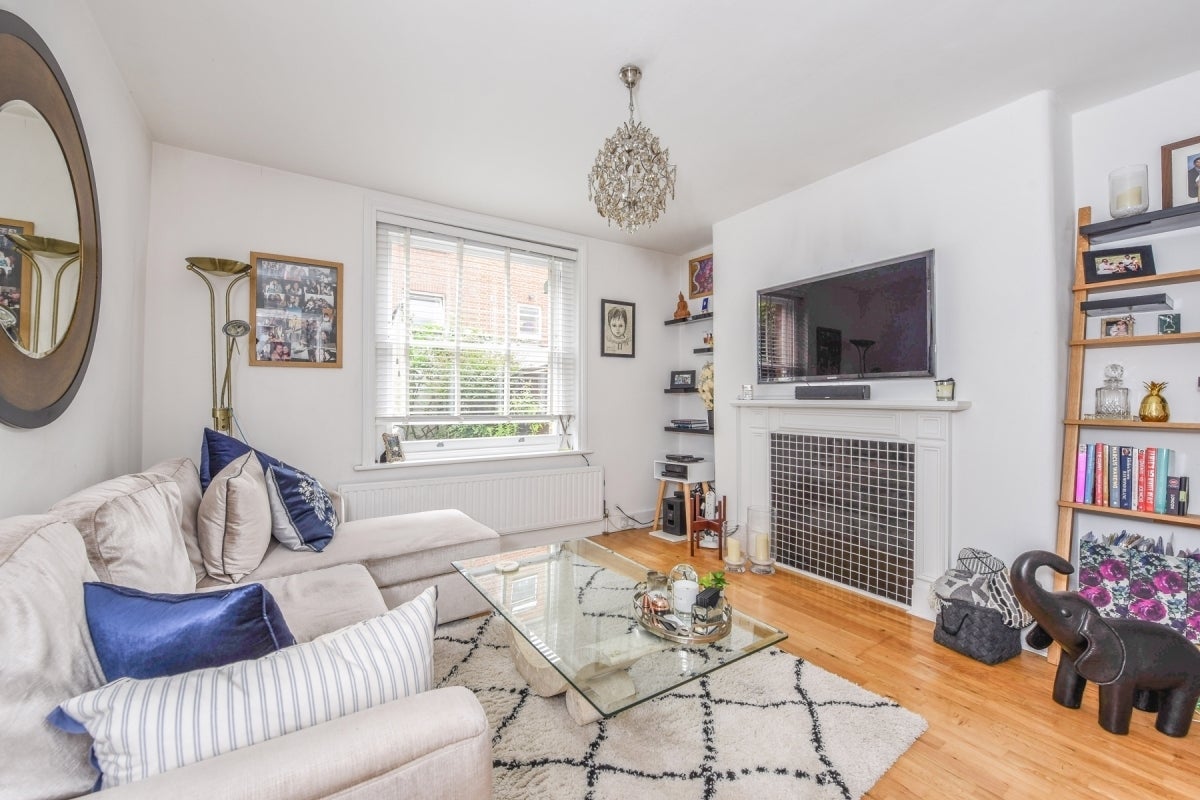 Flat Hemstal Road in Greater London