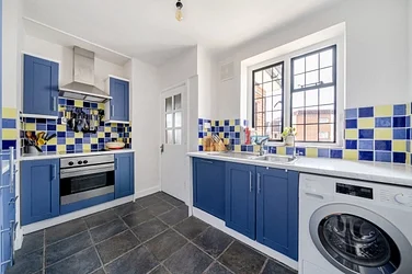 Flat Portsmouth Road in Greater London
