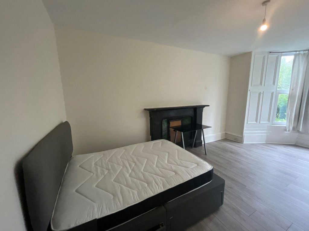 Room St Mary Place in Dundee