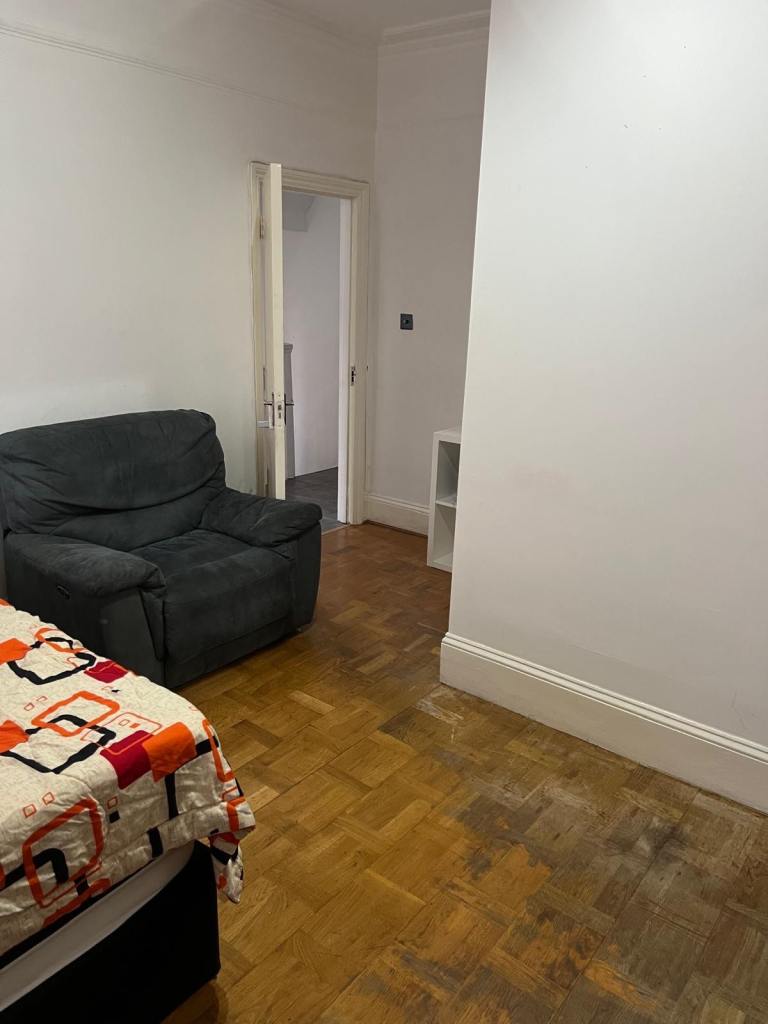Flat Downton Avenue in Greater London