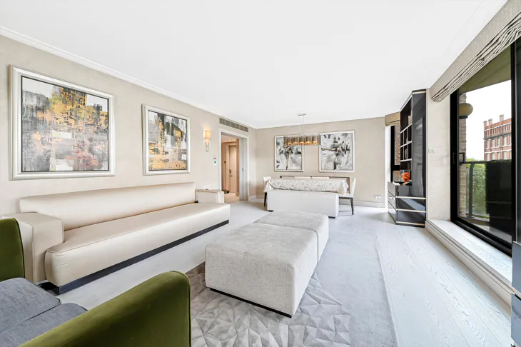 Flat Blythe Road in Greater London