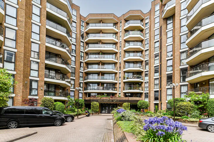 Flat Blythe Road in Greater London