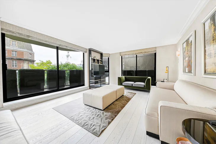 Flat Blythe Road in Greater London