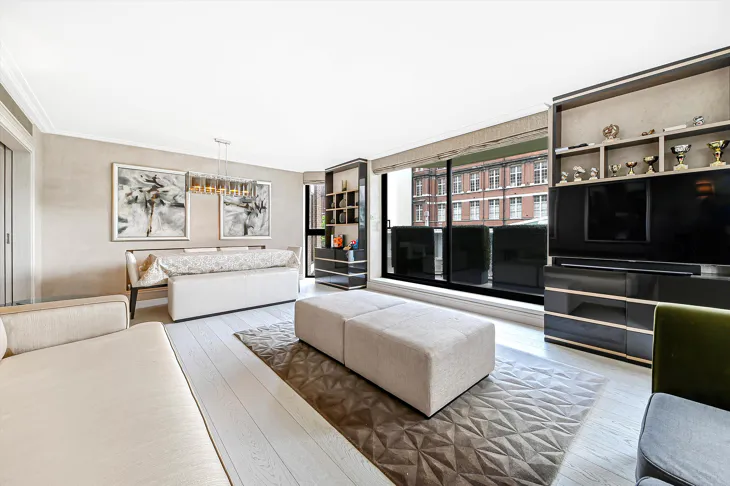 Flat Blythe Road in Greater London