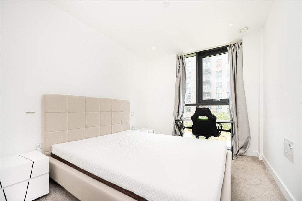 Flat Coster Avenue in Greater London