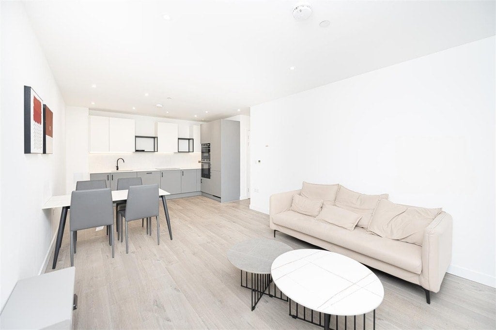 Flat Coster Avenue in Greater London