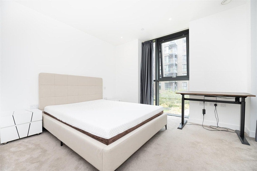 Flat Coster Avenue in Greater London