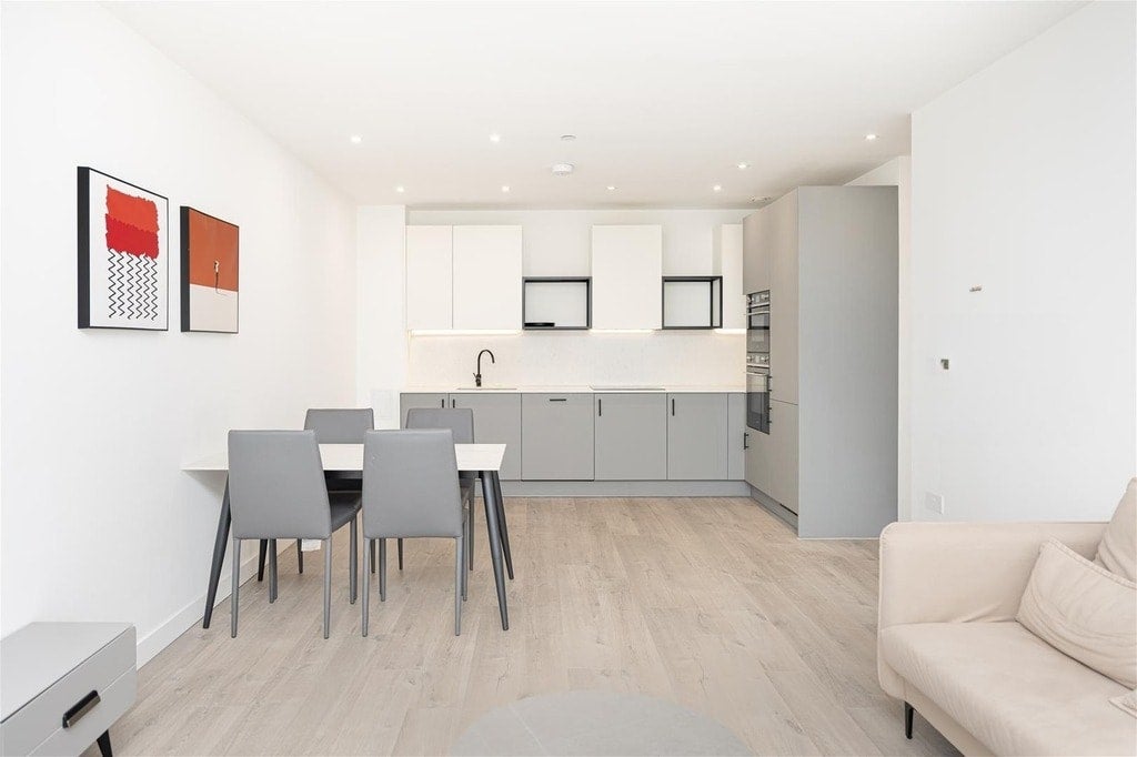 Flat Coster Avenue in Greater London