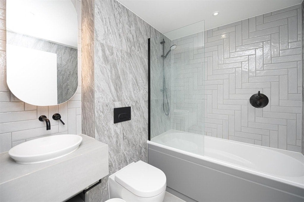 Flat Coster Avenue in Greater London