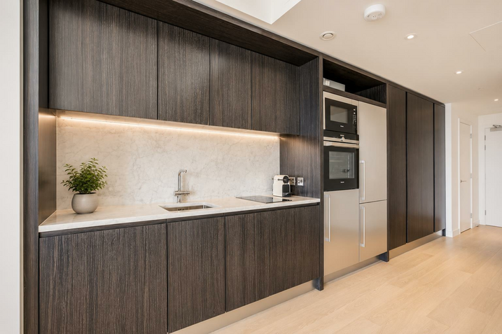 Flat Biscayne Avenue in Greater London