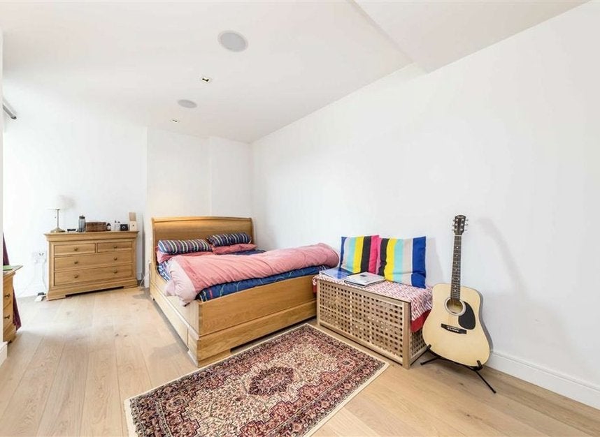 Flat Kew Bridge Road in Greater London