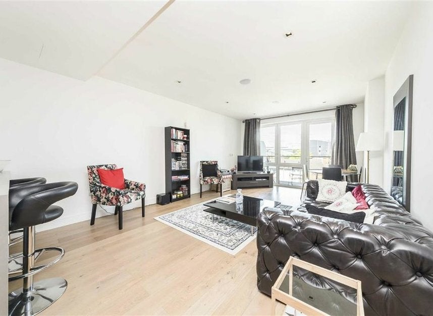 Flat Kew Bridge Road in Greater London