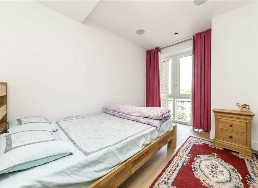 Flat Kew Bridge Road in Greater London