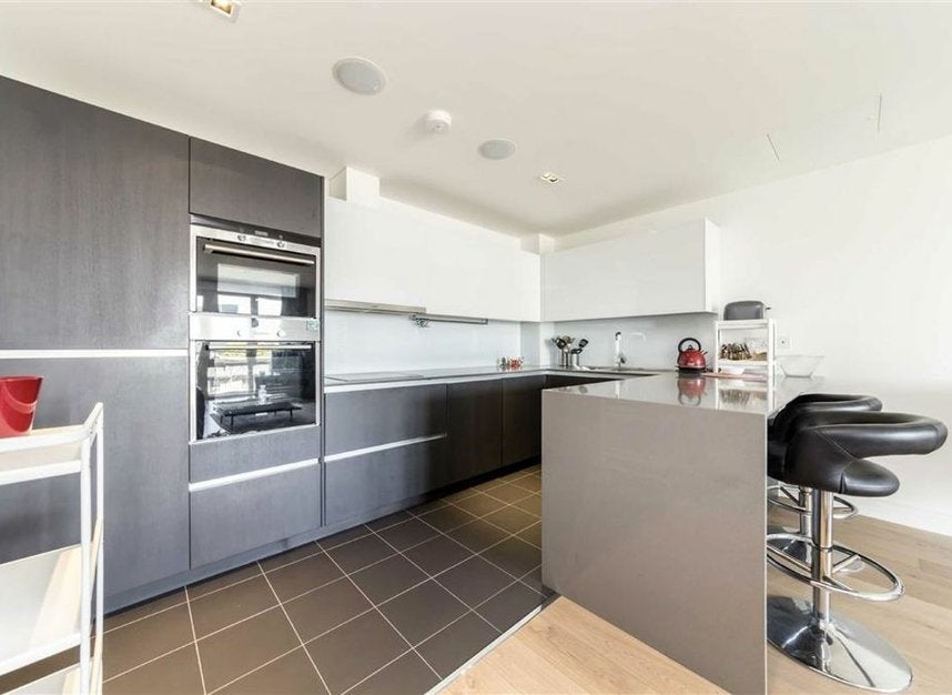 Flat Kew Bridge Road in Greater London