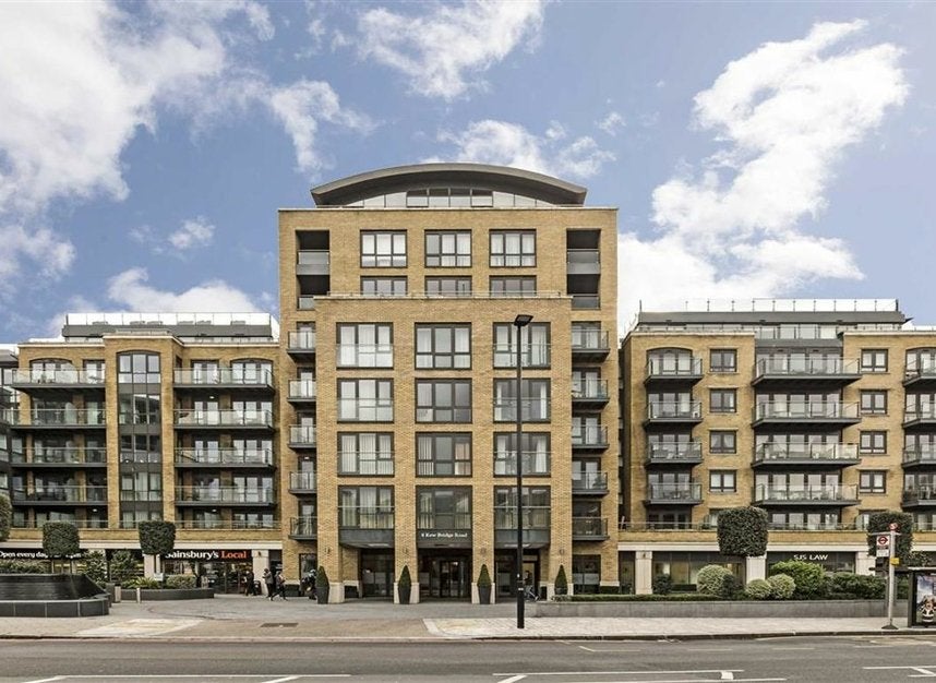 Flat Kew Bridge Road in Greater London