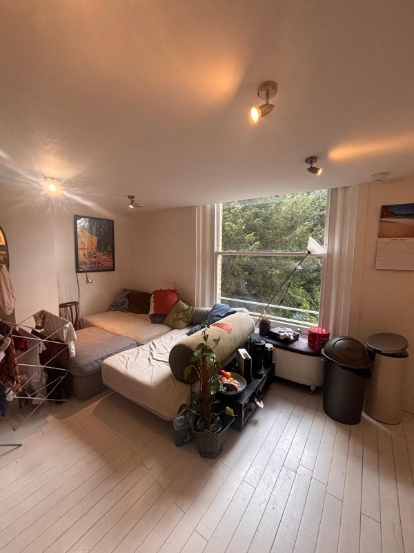 Room Dresden Road in Greater London