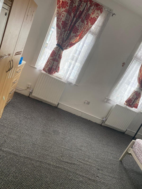 Room Altmore Avenue in Greater London