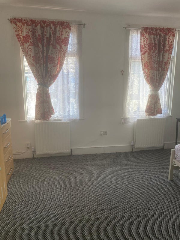 Room Altmore Avenue in Greater London