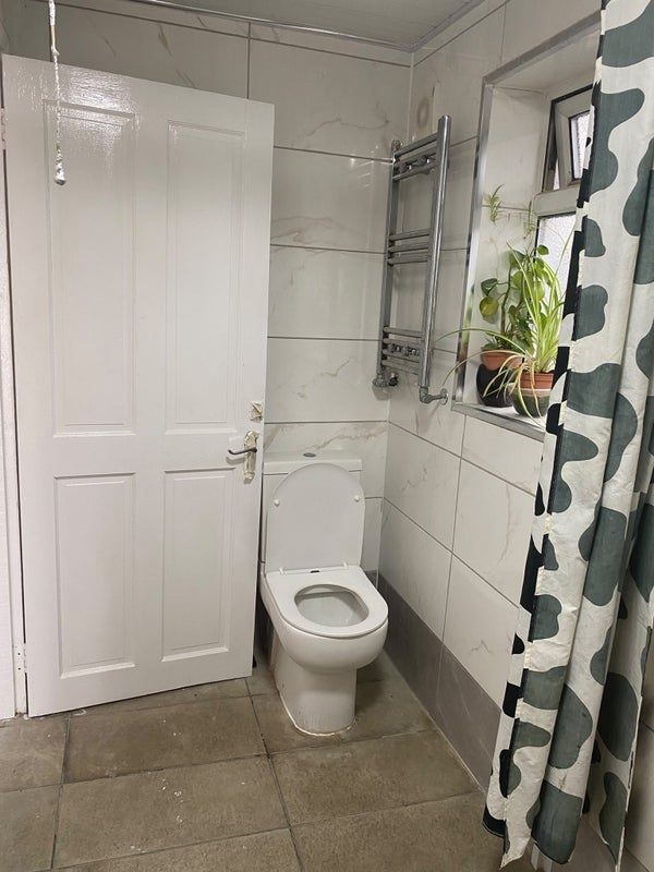 Room Altmore Avenue in Greater London