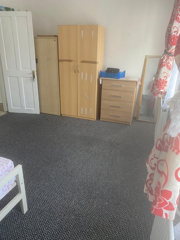 Room Altmore Avenue in Greater London