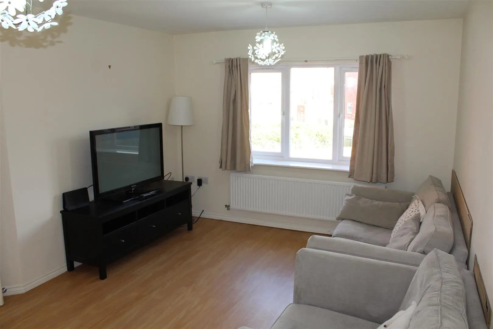 Flat Wharton Crescent in Nottingham