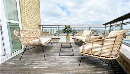 Flat Westferry Circus in Greater London