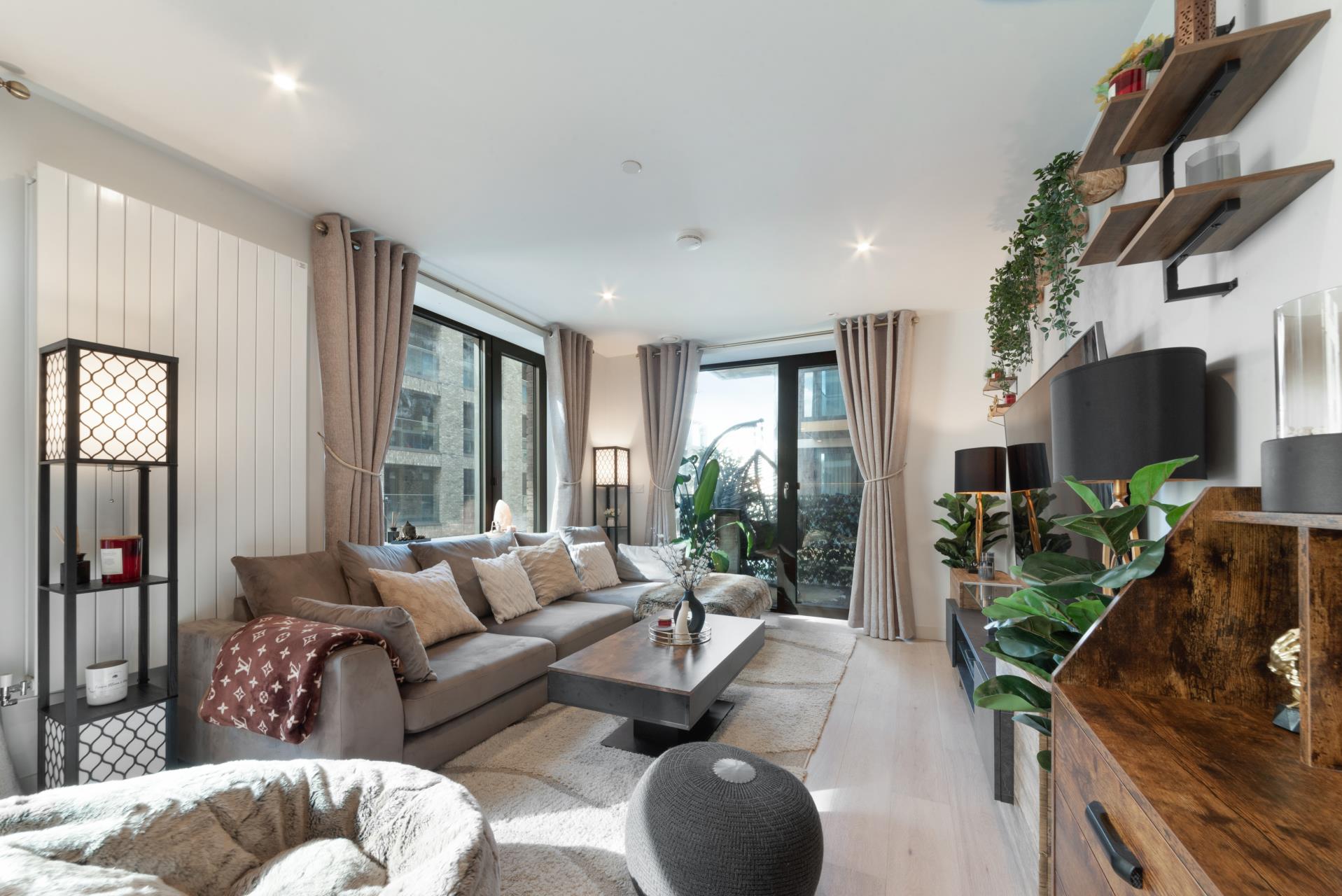 Flat Royal Crest Avenue in Greater London
