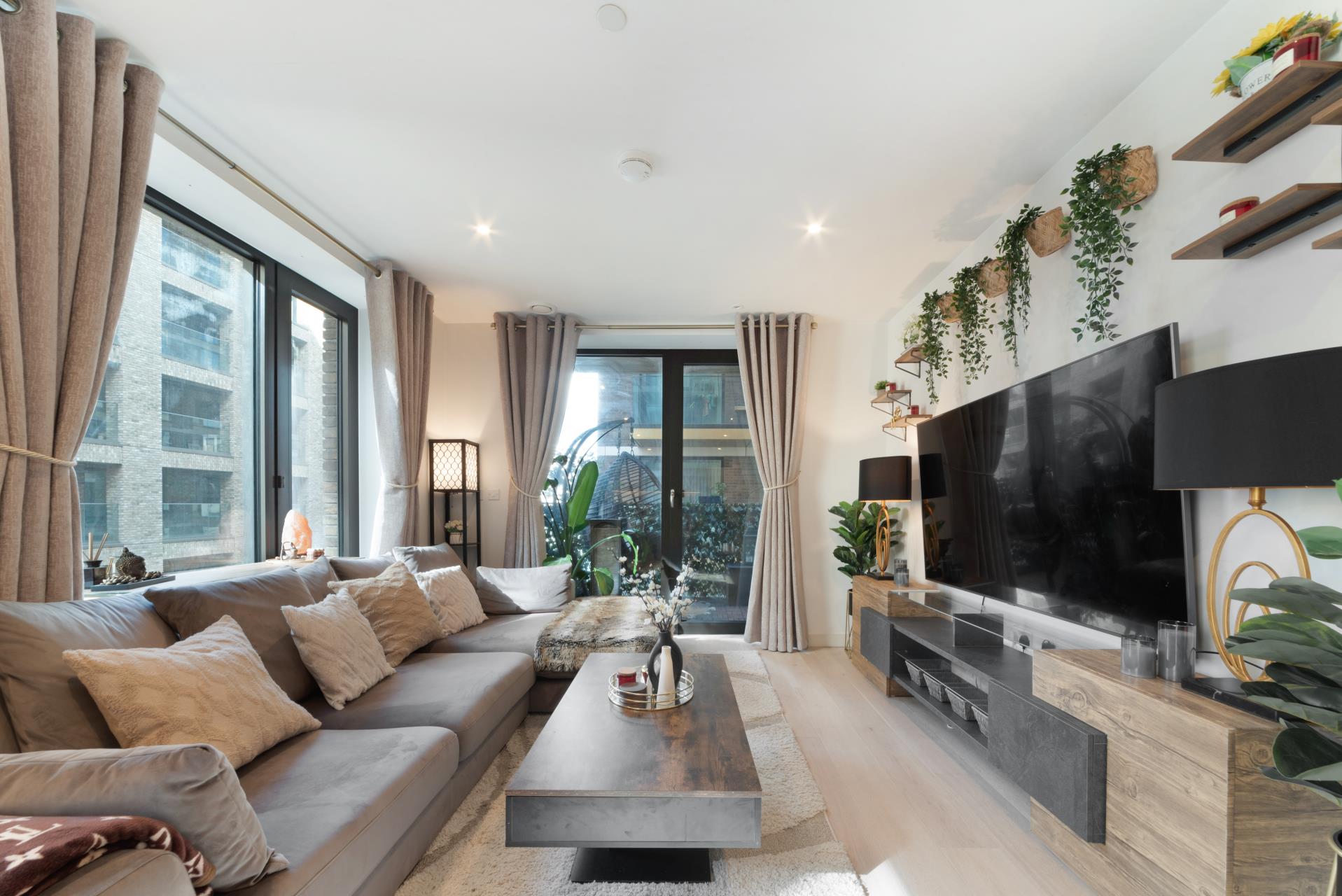 Flat Royal Crest Avenue in Greater London