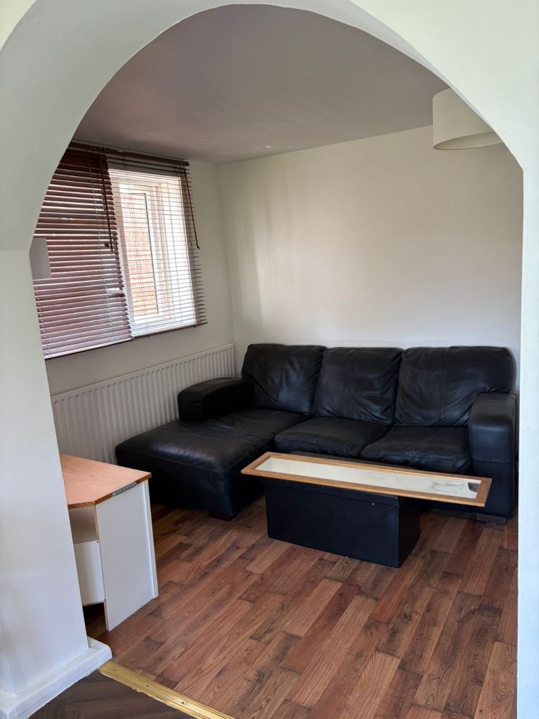 Flat Delamere Road in Greater London