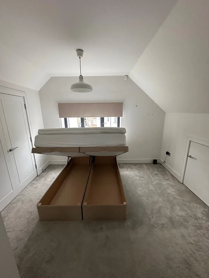 Room Oval Road in Greater London